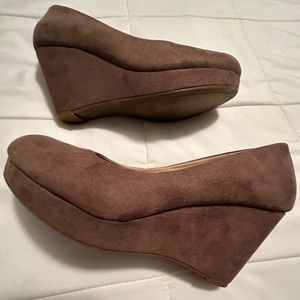 Women’s Me Too Taupe Wedge Size 7.5